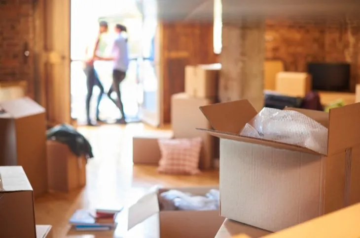 Umzugsservice beim Entladen eines Transporters Umzugsservice beim Entladen eines Transporters